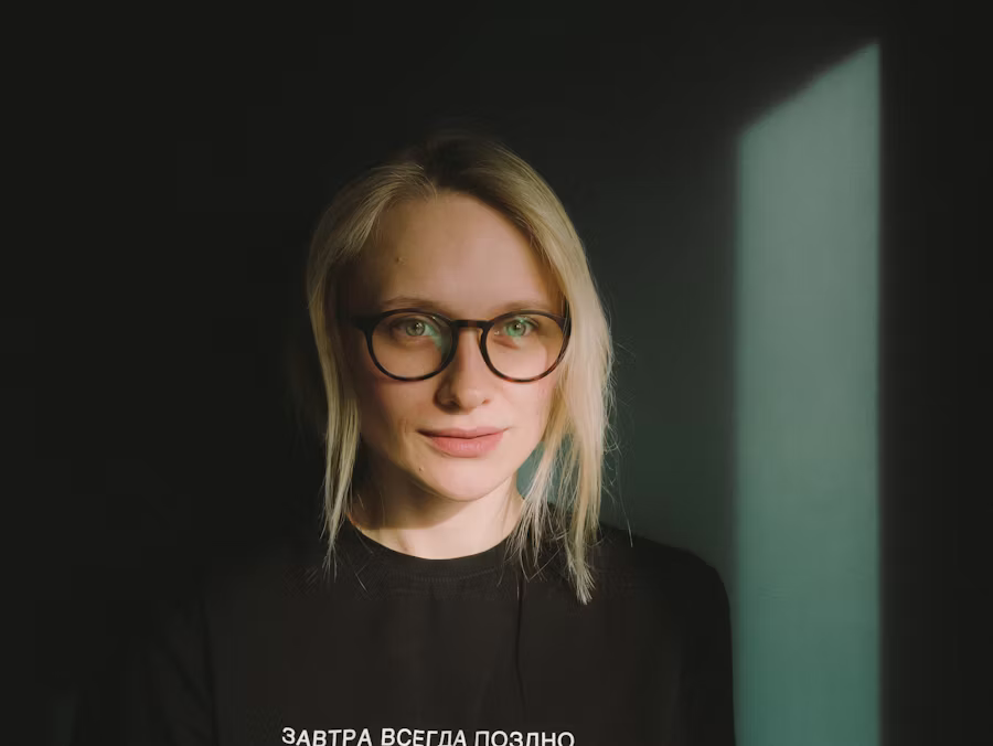 Karolina Dąbrowska, CEO naturahound, w sortowni logistycznej firmy w Poznaniu — przy taśmie z paczkami gotowymi do rozwozu po aglomeracji poznańskiej